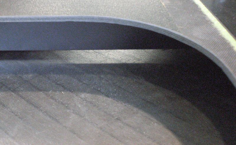 Bild 2: Fräskontur am Strukturbauteil aus kohle- faserverstärktem Kunststoff.  (Bild: Mapal)