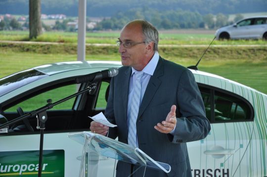 Harald Kühle, Bürgermeister der Stadt Northeim, sieht im Autohandel auch zukünftig die erste Anlaufstelle für Autokunden: „Die Elektroindustrie ist noch weit davon entfernt Fahrzeuge für den Endverbraucher zu bauen und zu liefern.“ (Stephan Richter)