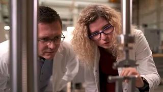 Christian Dresbach, Leiter des Forschungsprojekts Wirelife, betrachtet zusammen mit seiner Doktorandin Cassandra Moers einen Draht in einer Ermüdungsprüfmaschine. (Bild: Pascal Kimmich)