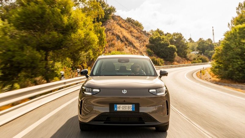 Auf einen klassischen Kühlergrill verzichtet die Front des B03X. (Bild: Leapmotor)
