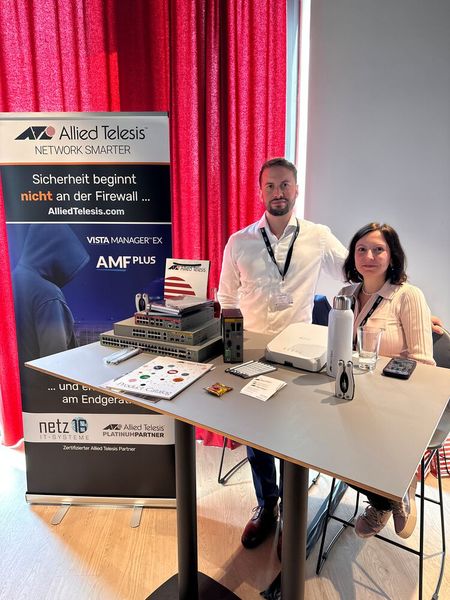 Philipp Seuling und Raluca Eremia (Allied Telesis) wissen genau, wo Sicherheit starten muss. (Bild: Vogel IT-Medien GmbH)