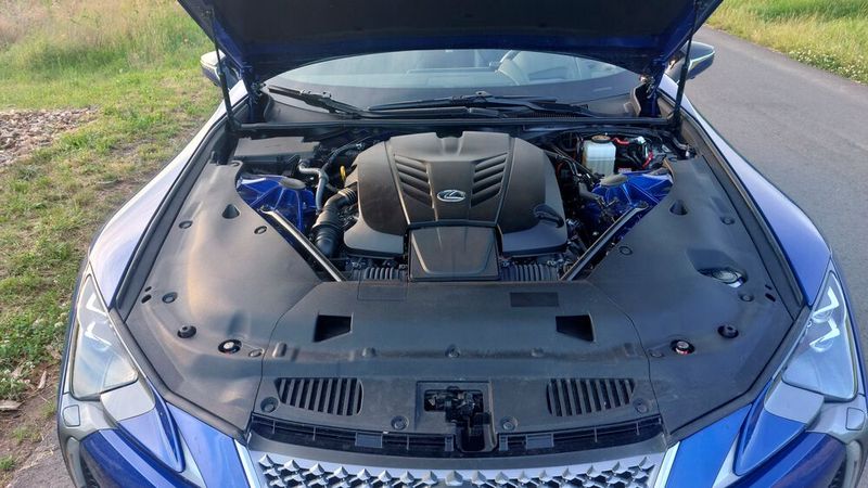 3. Der Antrieb: Man würde wahrlich keinen 5,0-Liter-V8-Benziner in einem Modell des Hybridpioniers Lexus erwarten. Aber der Antrieb, einer der letzten klassischen V8-Saugmotoren auf dem Markt, passt perfekt zum LC 500 Cabrio, genauso wie das Zehnstufen-Automatikgetriebe. Er liefert 341 kW/464 PS an die Hinterräder und erwies sich bei den Testfahrten erwartungsgemäß als drehfreudig und kraftvoll. Für den Sprint von 0 auf 100 km/h benötigt das Cabrio gerade einmal 4,7 Sekunden. Schluss ist erst bei 270 km/h. Etwas gewöhnungsbedürftig ist das laute Röhren beim Start des Motors. Das dürfte in den Ohren von V8-Fans wie Musik klingen, passt aber eigentlich nicht so richtig zu einem eleganten Cabrio wie dem LC. Beim Fahren rückt das Motorengeräusch hingegen vornehm in den Hintergrund.    (Bild: Mauritz – VCG)