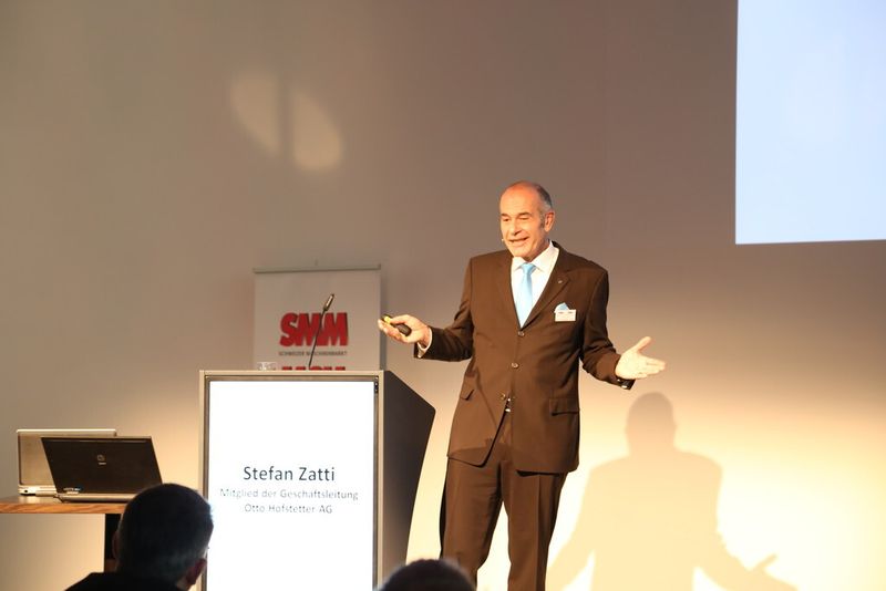 Stefan Zatti von der Otto Hofstetter AG zeigte auf, wie sich das Unternehmen seit seiner Gründung gewandelt hat. (Bild: Matthias Böhm)