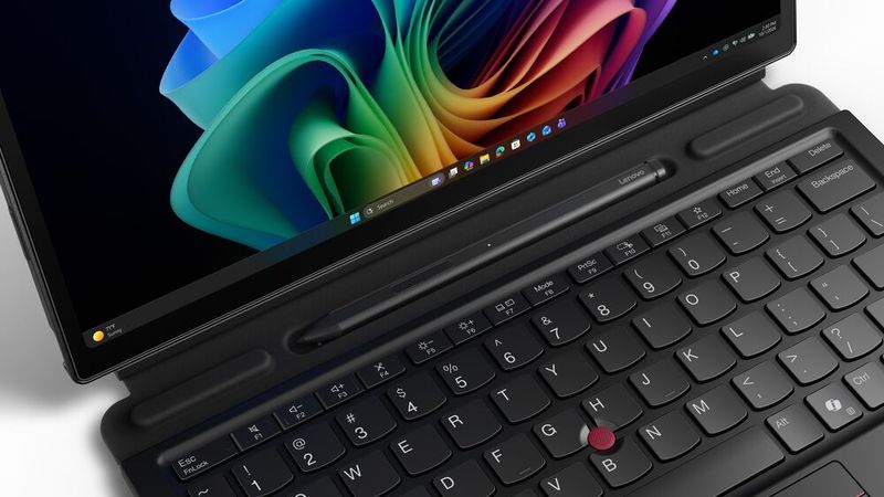 Wird der Stift beim Thinkpad X13 Detachable nicht benötigt, kann er in der Folio-Tastatur untergebracht und auch gleich aufgeladen werden. (Bild: Lenovo)