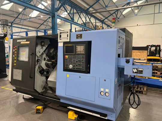 Diese CNC-Drehmaschine des Typs Doosan-Puma steht zusammen mit knapp 20 anderen Systemen eines Metallbearbeiters aus Großbritannien bei Surplex jetzt zur Auktion bereit. Im Beitrag stellen wir noch mehr vor.(Bild:  Surplex)