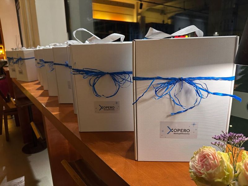 Was sich wohl in den Geschenk-Boxen verbirgt? (Bild: Vogel IT-Medien GmbH)