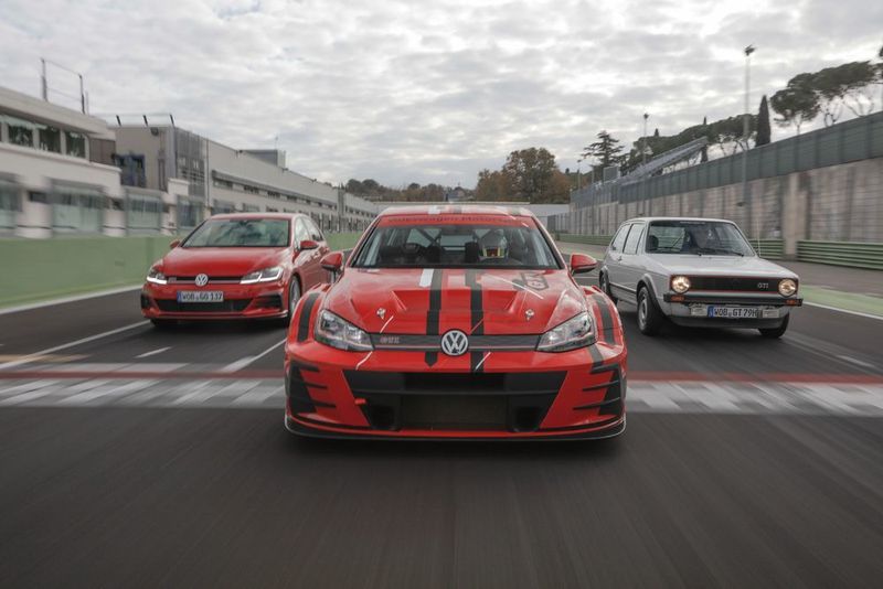 Die Maschine aus der Motorenserie EA888 liefert 350 PS bei 6.200 Umdrehungen pro Minute (U/min),... (VW)