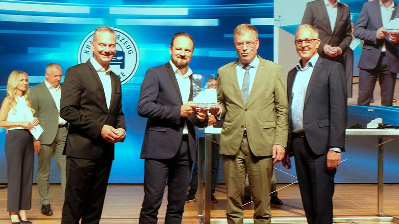 Den Kalligraphen in Silber nahmen (v. l.) von Präsident Arne Joswig Michael Kahl und Jan-Nikolas Sontag vom Kfz-Landesverband Schleswig-Holstein für die Automobilmesse Nordic Motor Show entgegen. Rechts: Dirk Nusselt.   (Bild: Zietz- VCG)