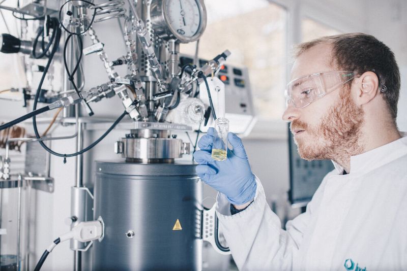 Das Start-Up wurde 2013 als Spin-off der Friedrich-Alexander-Universität Erlangen-Nürnberg von CEO Dr. Daniel Teichmann und drei Mitgründern Prof. Wolfgang Arlt, Prof. Peter Wasserscheid und Prof. Eberhard Schlücker gegründet.  (Bild: Hydrogenius)