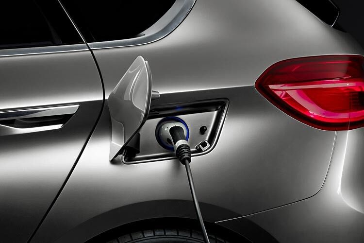 ... des Hybridantriebes reichen bei voller Ladung für bis zu 30 Kilometer rein elektrischer Fahrt. (BMW)
