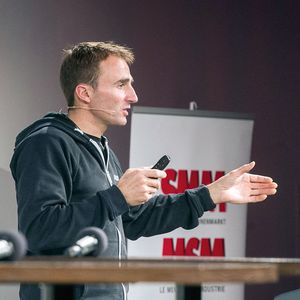Ueli Steck bei seinem Keynote-Vortrag am SMM-Kongress 2015 in Luzern.