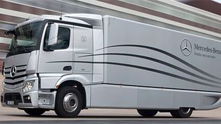 Das Europäische Parlament hat einen Vorschlag gebilligt, der neue Regeln für sicherere und umweltfreundlichere Lastwagen vorsieht. Der Vorschlag sieht unter anderem Kabinen mit einer abgerundeten Form und aerodynamischen Klappen an der Rückseite des Anhängers vor. (Foto: Daimler)