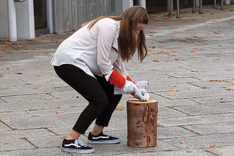 Im Belastungstest zeigt sich, dass eine Duran-Glasflasche zur Not sogar als Hammer taugt.    Mehr Infos zu den kommenden LAB-SUPPLY-Messen finden Sie auf www.lab-supply.info (Bild: Stefan Stark)