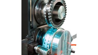 Die BRV735 nutzt den Bandzug als Antriebskraft. Dabei zieht die nachfolgende Profilieranlage das Band durch die Rotationsstanzwerkzeuge, die über ihre Abrollbewegung den Bandzug in Stanzkraft umwandeln. (Baust)