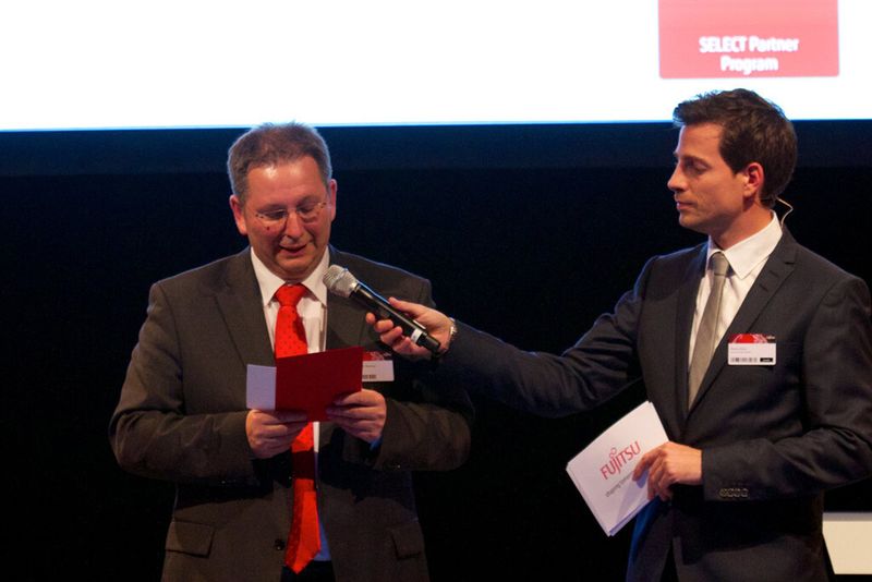 Hans-Dieter Wysuwa, Senior Vice President, Product Sales Group, durfte der Bechtle AG gratulieren. (Bild: Fujitsu)