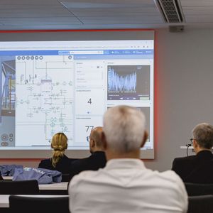 ...bekommt in der ersten Breakout Session Einblicke in den dynamischen Alltag industrieller Anlagen – vom Schichtwechsel über das Alarmmanagement bis zur Entscheidungsfindung. Dennis Filthaus von Hexagion AB präsentiert, wie integrierte Systeme wie SDx, j5 und AKMS operative Abläufe sicherer und effizienter machen.(Bild:  Stefan Bausewein)