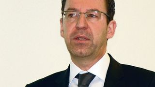 Thorsten Elsen erklärt, wie sich im Produktkostenmanagement die Kosten analysieren lassen, um transparente Kalkulationen erstellen zu können. (Bild: Michel)