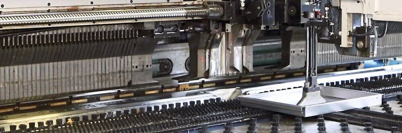 Bei dieser 18 Jahre alten Abkantmaschine erhält man nun nach dem Retrofitting eine Auswertung der Maschinendaten mit monatlicher Übersicht der produktiven Zeiten, der Ausfall- und Störungszeiten, der Nebentätigkeiten und Justagen sowie über die gesamte Einsatzzeit.(Bild:  Harting)