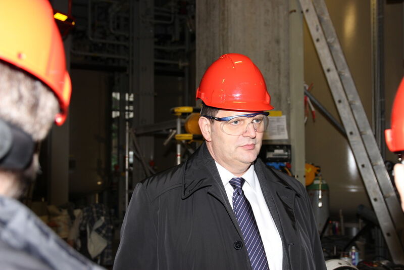 Dr. Martin Wienkenhöver, CEO bei Cabb, bei der Besichtigung der Mehrzweckproduktionsanlage. (Bild: PROCESS/Hüser)