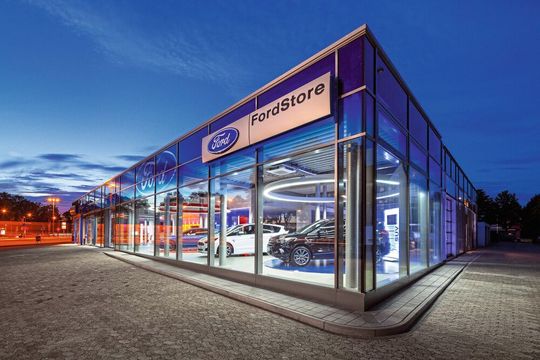 Teil der Standort-Neuordnung bei Graf Hardenberg: Der neue Ford-Store in Karlsruhe an der Rheinstraße.(Bild:  Graf Hardenberg)