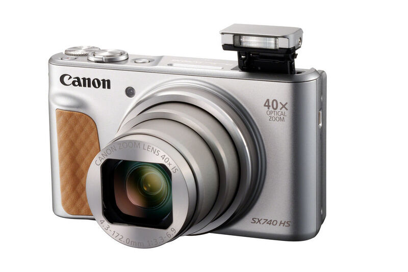 Die PowerShot SX740 HS gibt es neben der Farbe Schwarz auch in Silber mit Retro-Leder-Applikation. (Canon)