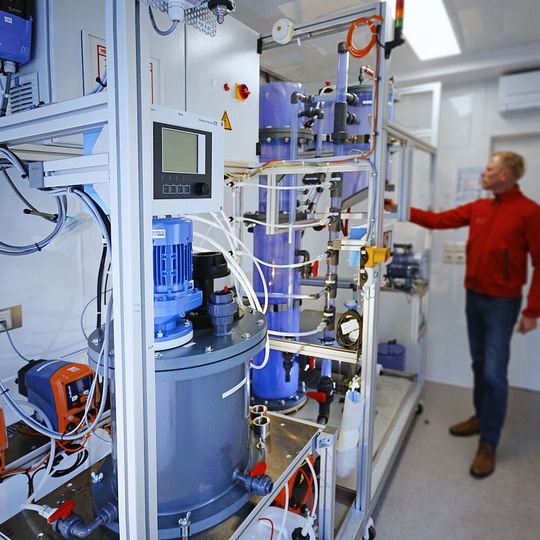 Versuchscontainer im Gemeinschaftklärwerk Bitterfeld-Wolfen. Hier werden neue Wassertechnologien praxisnah erprobt, um Energie und wertvolle Rohstoffe aus chemischen Prozesswässern zurückzugewinnen. Versuchscontainer im Gemeinschaftklärwerk Bitterfeld-Wolfen. Hier werden neue Wassertechnologien praxisnah erprobt, um Energie und wertvolle Rohstoffe aus chemischen Prozesswässern zurückzugewinnen.