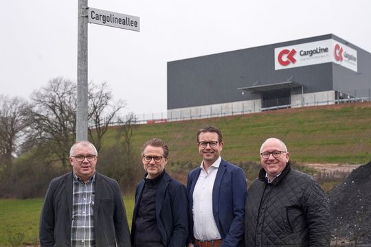 Vor dem neuen Zentral- und Europa-Hub von Cargoline in Niederaula. Von links: Standortleiter Uwe Heinbach, Cargoline-Gesellschaftervertreter Torsten Huberti, Uwe Lachmann (Geschäftsführer Hartmann International), nebst Cargoline-Geschäftsführer Bernd Höppner.(Bild:  www.guenther-fotodesign.de / Cargoline)