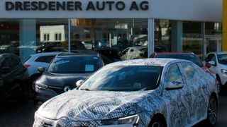 Mit dieser Marketingaktion landete Dresdener Auto einen großen Coup: Sie schickten den neuen Talisman als Erlkönig durch Dresden und waren damit „das“ Gesprächsthema. (Dresdener Auto)