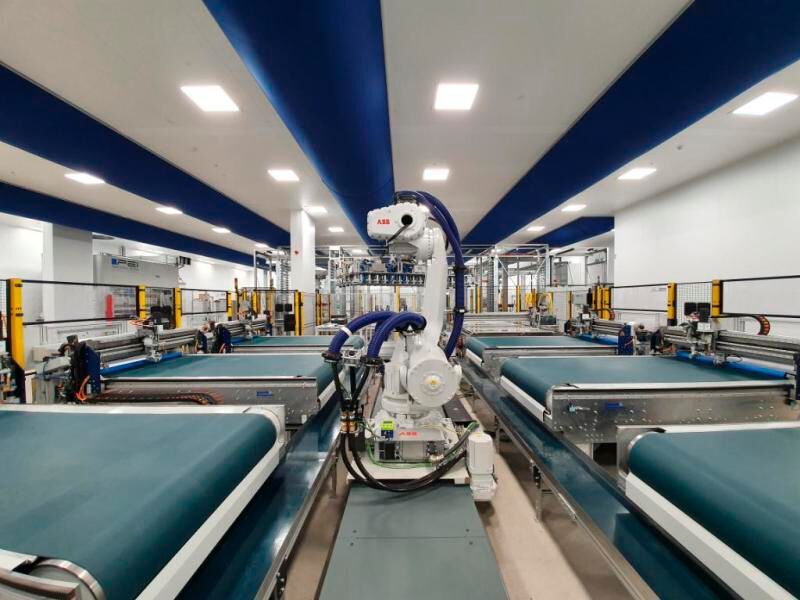 Mit der „intelligent“ gesteuerten, voll automatsierten Cutting-&-Stacking-Produktionszelle macht das Unternehmen Schmidt & Heinzmann die Preformherstellung für Compositeteile günstiger. Dafür gab es nun den Thinking der Landesagentur für Leichtbau Baden-Württemberg.