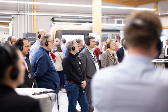 Au cours d'une visite guidée ponctuée de démonstrations en direct, Bausch+Ströbel présente des solutions conformes aux normes GMP dans le domaine des techniques de remplissage.(Image : Bausch+Ströbel)