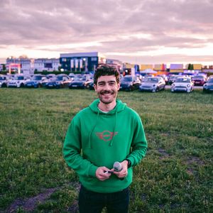 Florian Hofmann, Vorstand der HW-Gruppe, begrüßte 300 Gäste an zwei Autokino-Abenden.(Bild:  Autohaus Hofmann)