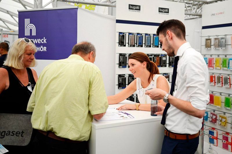 Anne Weber und Daniel Zadow am Zubehör-Stand von Herweck (Herweck)