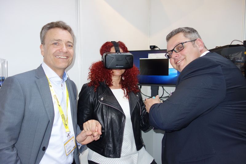 (l.) Thomas Kessler und Andreas Pokorny, Sapphire, müssen Händchen halten, da mir grad etwas schlecht wird! Ihr wollt nicht wissen, was ich gerade sehe! (Bild: IT-BUSINESS)