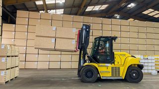 Ein batteriebetriebener Schwerlaststapler der Baureihe J10-18XD von Hyster bei der Arbeit. Er wird als Highlight-Exponat zur Ligna 2023 zu sehen sein. Hier erklärt Hyster schon mal vorab, warum sich ein näherer Blick auf diesen Elektrostapler lohnt. (Bild: Hyster)