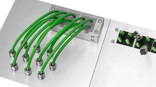 Das Bild zeigt die Kabeleinführung EMV-KEL-DS 24|10 von Icotek, Vorder- und Rückseite. (Icotek)