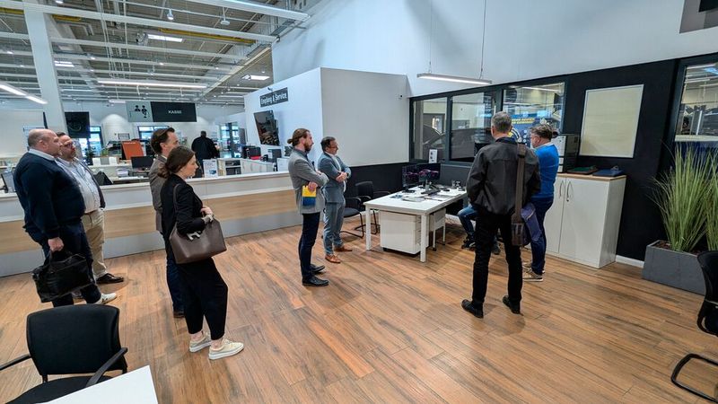 Das Team aus Essen konnte mit seinem Konzept, einer Mischung aus Eigengarantie, Service-Flatrate, digitaler Abwicklung und flexibler Finanzierung, die Jury überzeugen. (Bild: Dominsky – VCG)