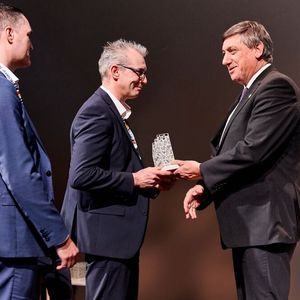 Die Auszeichnung „Factory of the Future“ übergab der flämische Ministerpräsident Jan Jambon (r.) an Stijn Van Eyken, Managing Direktor von DAF Trucks Vlaanderen (m.) und Danny Pieter, Manager des Kabinenwerks (l.).(Bild:  JJ De Neyer/DAF Trucks)