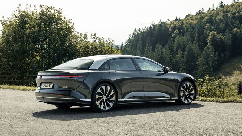 Das Rückleuchtenband zieht sich über die gesamte Breite der Heckpartie. (Bild: Lucid Motors)