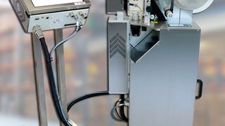 Der „LFM100“ von Bluhm Systeme besteht aus einem speziell für diese Anwendung entwickelten Etikettenspender, einem Solaris-CO2-Laser und einer Steuereinheit (Lasercontroller). (Bluhm Systeme)