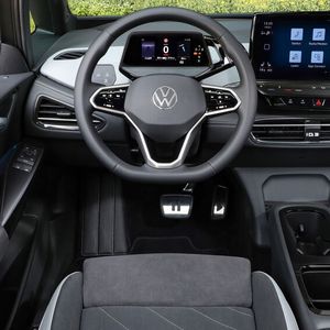 Geblieben sind die schon häufig kritisierten Slider für Lautstärke- und Temperatureinstellung.(Bild:  VW)