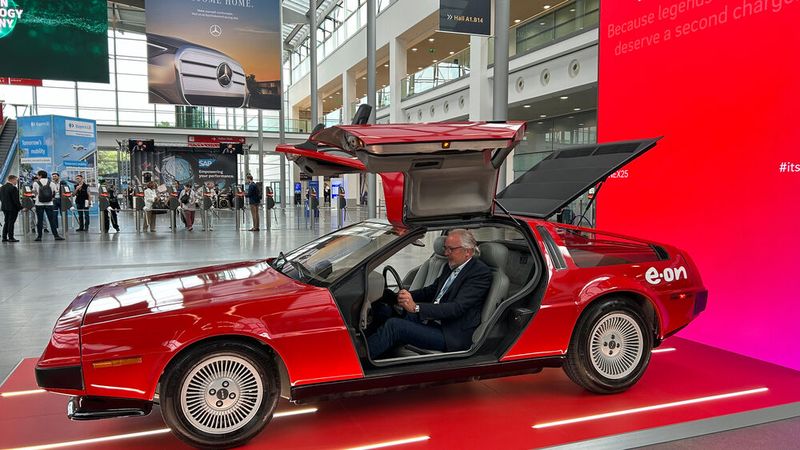 Schreck lass nach, und das gleich doppelt: Der Energieversorger E-on wirbt auf der IAA mit einem DeLorean DMC-12, umgebaut zum BEV und rot foliert. Wer so etwas in Auftrag gibt, hat weder den Begriff Oldtimer noch den Sinn einer unlackierten Edelstahlkarosserie verstanden. (Bild: Diehl – VCG)