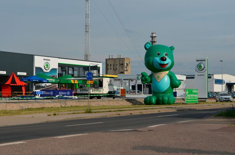 Weithin sichtbar hatte das Skoda-Autohaus Schandert am 11. Juni zur Eröffnung seines Skoda-Neubaus in Dessau geladen. (Bild: Grimm/»kfz-betrieb«)