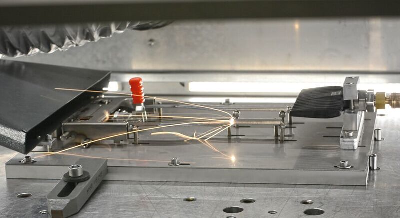 Das Laser-Remote-System bewegt den Laserstrahl mit bis zu 10 m/s über das Bauteil. Die Oberfläche des Metalls wird dadurch gereinigt und mit einer Furchenstruktur versehen. In diese Furchen kann beim nachfolgenden thermischen Fügen oder Anspritzen der Kunststoff eindringen und sich verankern. So entstehen stabile Kunststoff-Metall-Hybridverbindungen. (Fraunhofer-IWS)