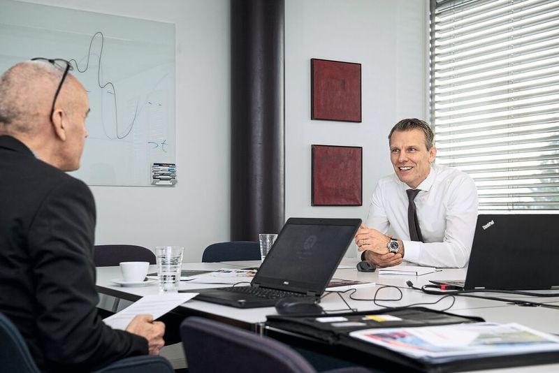 Josua Burkart, M.A. HSG, Managing Director, im Gespräch mit dem Chefredaktor des SMM, Matthias Böhm.  (Thomas Entzeroth)