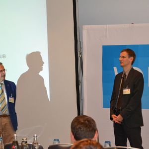 Prof. Dr. Christian Jochum, Leiter der VDI-Konferenz, im Gespräch mit Oliver Ludwig vom Budesministerium für Umwelt, Naturschutz und Reaktorsicherheit. 