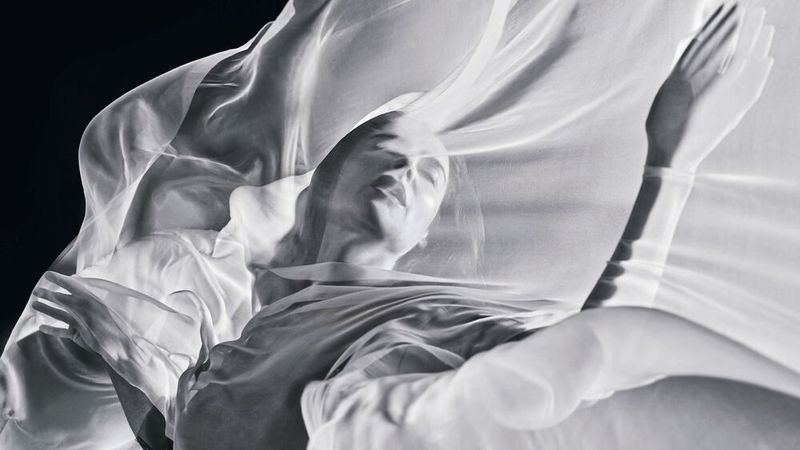 Die italienische Schauspielerin Luisa Raniere ist im Spiel mit dem Wind, dem Element Luft, zu sehen. (Bild: © Pirelli Calendar 2026 by Sølve Sundsbø)