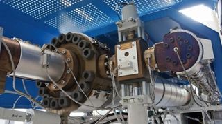 Bild 1: Schussgewichte bis 90 kg: Die große 130-l-Kolbeneinspritzeinheit wird von einem parallel dazu angeordneten 70 mm-Hochleistungsextruder befüllt; dazwischen befindet sich ist ein Sperrschieber. (Bild: Ettlinger)