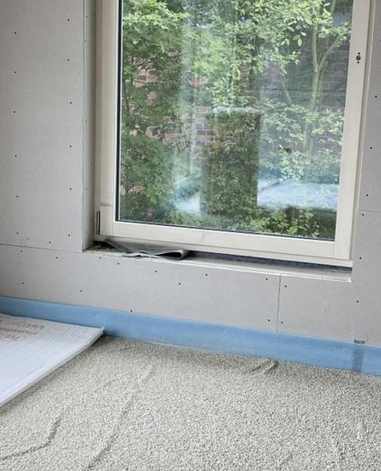 (Fertig eingebaute Bisothermschüttung und Trägerplatte der Fußbodenheizung. Bild: Terhalle Holzbau GmbH)