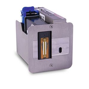 Der thermische Inkjet-Drucker Markoprint X1 JET LX Ultra liefert brillante Druckergebnisse auf Produkten und Verpackungen. Mit einem Druckabstand von bis zu 10 mm zum Produkt ist er flexibel bei unebenen Oberflächen, ohne dass die Kennzeichnung an Qualität verliert. (Bild:  Photography Leisner/Bluhm Systeme)