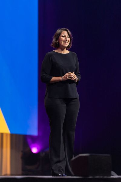 Donya-Florence Amer (Hapag-Lloyd) nahm die Zuhörer auf die Reise und erklärte, wie der Kaffee den Weg in den Hambuger Hafen findet. (Bild: AWS)